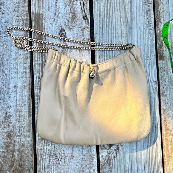 Ande’ vintage taupe leather bag with gold chain strap - Picture 2 of 9